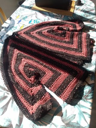Cardigan a crochet bicolor negra y roja.