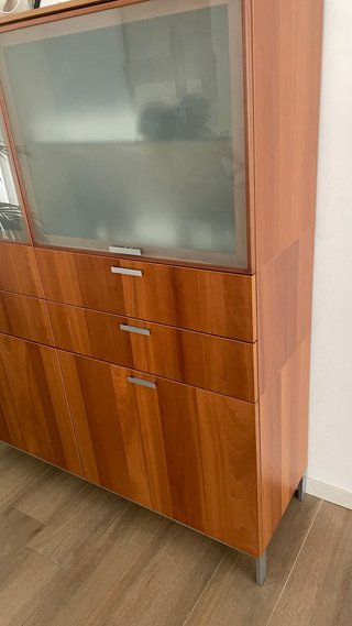 Vitrina de madera con puertas de cristal