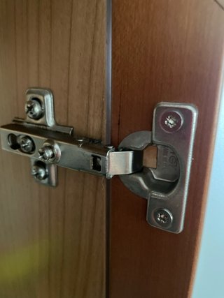 Vitrina de madera con puertas de cristal