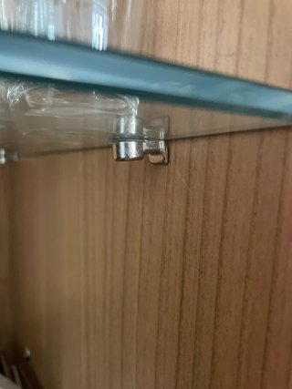 Vitrina de madera con puertas de cristal