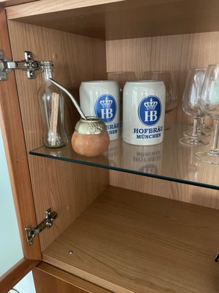 Vitrina de madera con puertas de cristal
