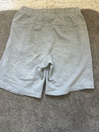 Pantalón corto gris con estampado