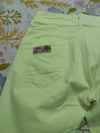Pantalón pitillo amarillo vaquero