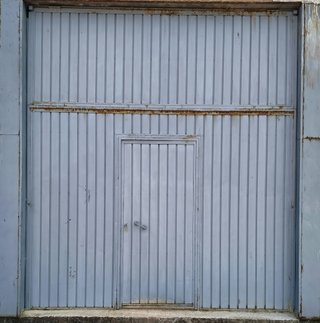Portón metálico gris