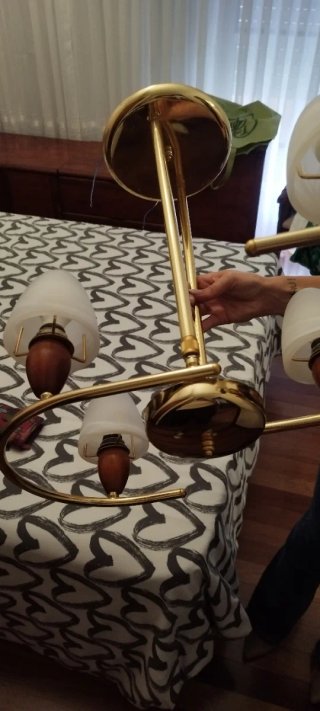 Lámpara de techo dorada con tulipas