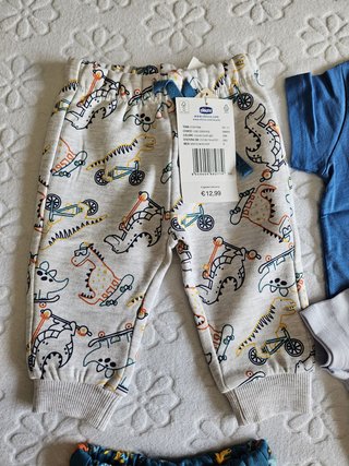 Set Chicco e Benetton magliette e pantaloni.