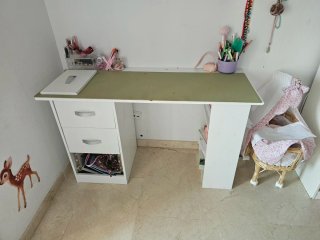 Escritorio blanco y verde