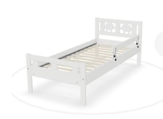 Cama infantil blanca con barrera de Ikea