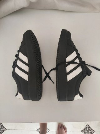 Zapatillas Adidas Negras y Blancas