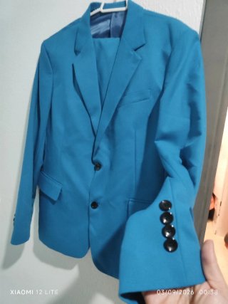 Traje chaqueta azul eléctrico