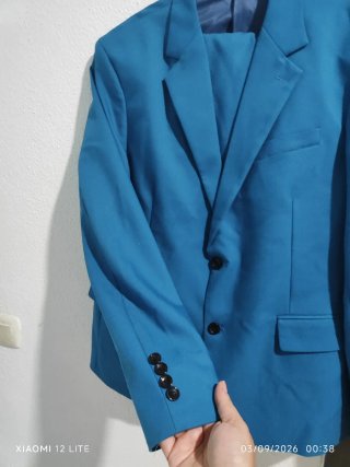 Traje chaqueta azul eléctrico