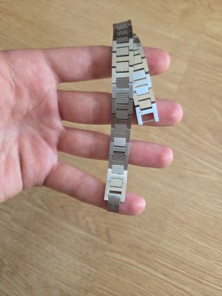 Pulsera Lacoste acero ajustable.