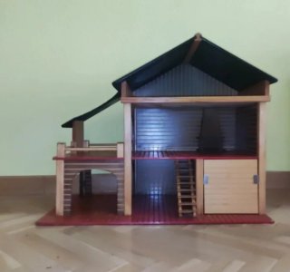 Casita de muñecas de madera