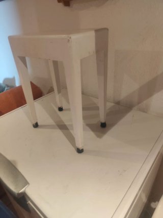 Sgabello vintage bianco in legno