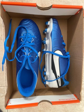Botas de fútbol Nike azules y blancas