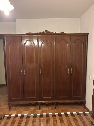 Armario de madera marrón