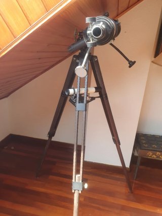 Telescopio antiguo con trípode