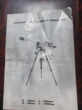 Telescopio antiguo con trípode