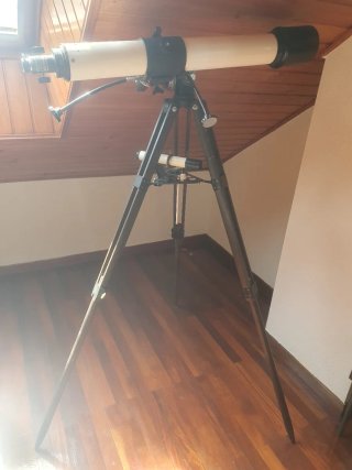 Telescopio antiguo con trípode
