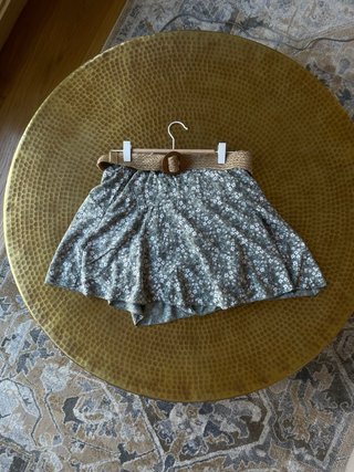 Falda pantalón floral con cinturón