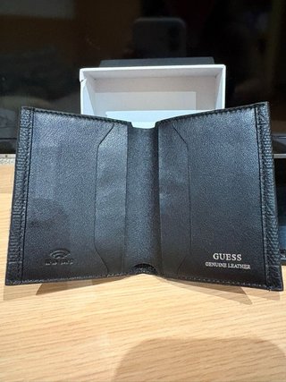 Cartera Guess chico negra