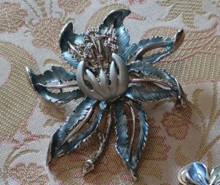 Spilla fiore smalto azzurro e argento