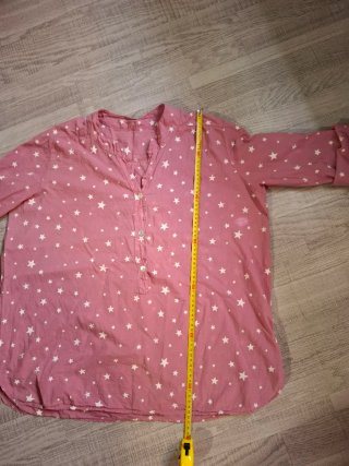 Camisa blusa rosa con estrellas. Talla única.