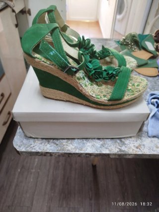 Sandalias cuña verde flores talla 40