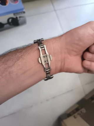 Reloj Nuevo con plásticos