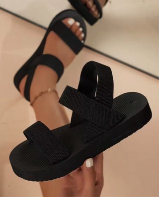 Sandalias negras planas