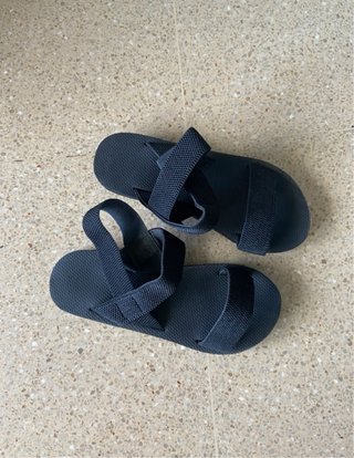 Sandalias negras planas