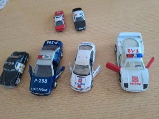 Coches de policía y bomberos de juguete