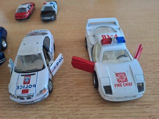 Coches de policía y bomberos de juguete