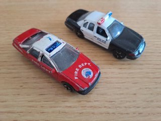 Coches de policía y bomberos de juguete