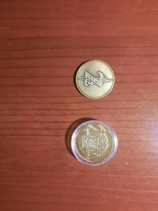 Moneda con diseño de espada y escudo
