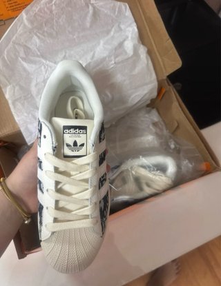 Caja Adidas Naranja y Negra