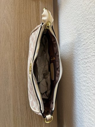 Bolso Cöach rosa y beige con cadena
