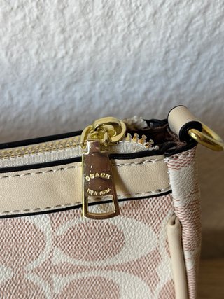 Bolso Cöach rosa y beige con cadena