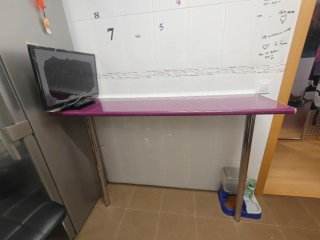 Encimera morada y taburetes metálicos