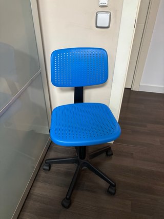 Silla de escritorio azul con ruedas Ikea