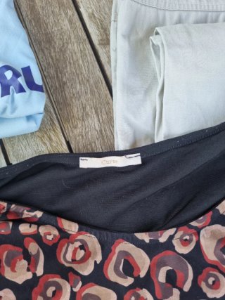 Pantaloni, magliette e foulard