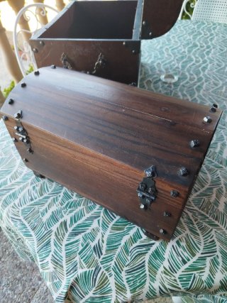 Baúl de madera rústico con herrajes