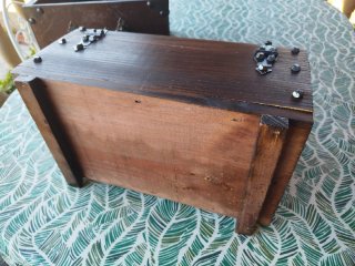 Baúl de madera rústico con herrajes