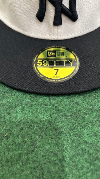 Gorra New Era Yankees Beige y Negra Talla 7