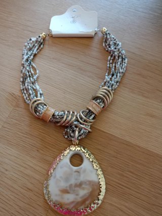 Collar de piedras con colgante grande