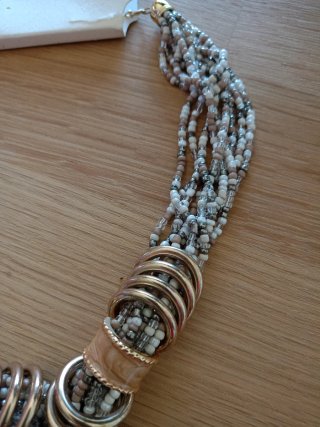 Collar de piedras con colgante grande