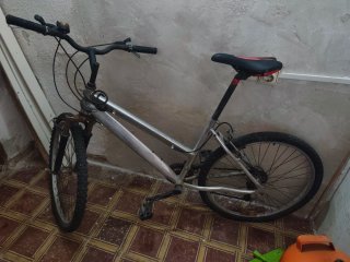 Bicicleta con cambios y timbre