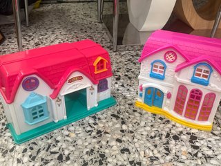 Casitas de muñecas rosas y blancas