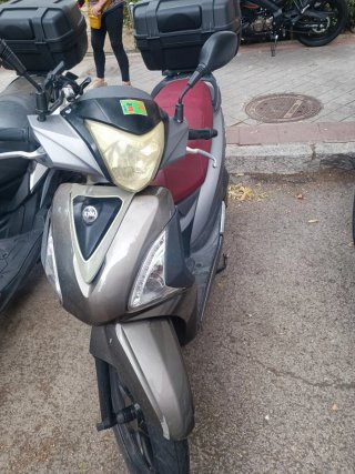 Moto SYM Scooter Gris y Roja