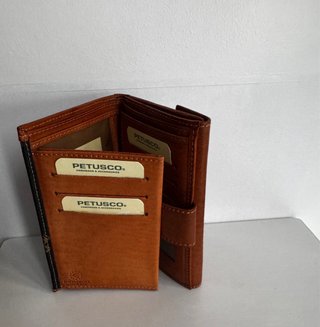 Cartera de piel negra y marrón